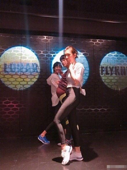 邱美宁背景,从平凡女孩到职场精英的蜕变之路